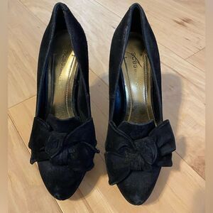 BCBGeneration Persia Bow Suede Pump size 6.5